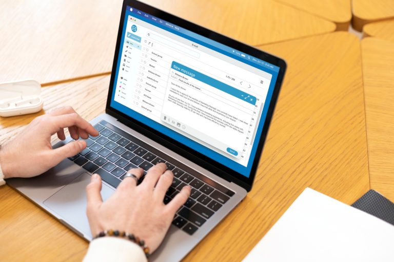 Cara Licik Peretas Loloskan Email Phising